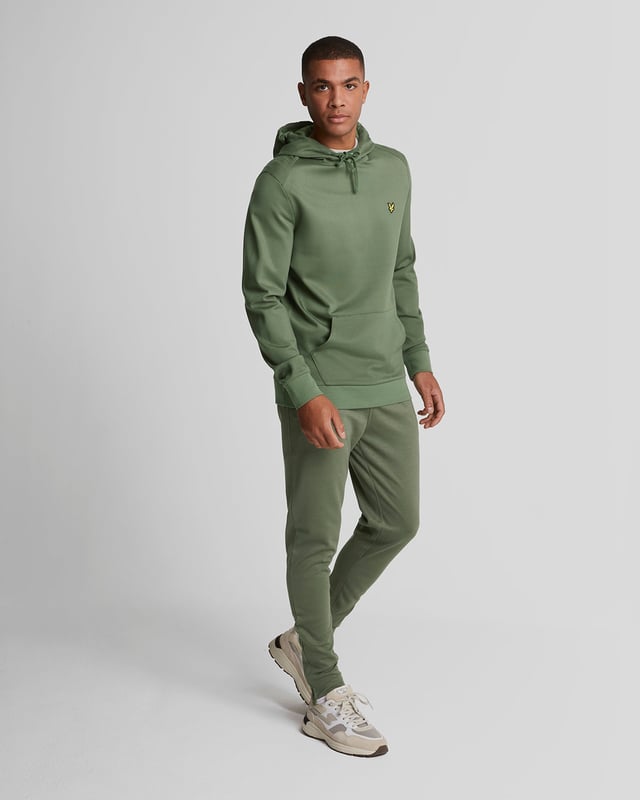 Unsere Fly Fleece Trackies bestehen aus leichter und weicher Viskose und bieten so zusätzliche Dehnbarkeit und Vielseitigkeit, egal ob Sie aktiv sind oder nicht.– 70 % Viskose, 22 % Polyamid, 8 % Elastan– Kordelzug in der Taille– 2 Seitentaschen– 360 g/m² Stoff– Bündchen mit Reißverschluss an den Seitennähten
