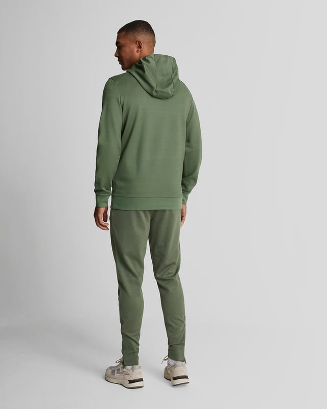 Unsere Fly Fleece Trackies bestehen aus leichter und weicher Viskose und bieten so zusätzliche Dehnbarkeit und Vielseitigkeit, egal ob Sie aktiv sind oder nicht.– 70 % Viskose, 22 % Polyamid, 8 % Elastan– Kordelzug in der Taille– 2 Seitentaschen– 360 g/m² Stoff– Bündchen mit Reißverschluss an den Seitennähten