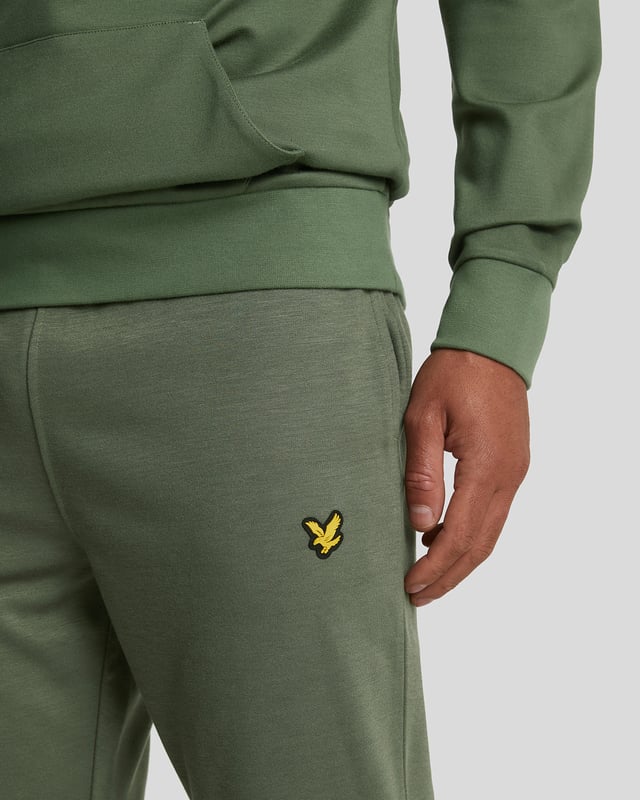 Unsere Fly Fleece Trackies bestehen aus leichter und weicher Viskose und bieten so zusätzliche Dehnbarkeit und Vielseitigkeit, egal ob Sie aktiv sind oder nicht.– 70 % Viskose, 22 % Polyamid, 8 % Elastan– Kordelzug in der Taille– 2 Seitentaschen– 360 g/m² Stoff– Bündchen mit Reißverschluss an den Seitennähten