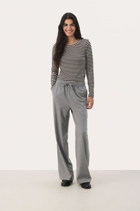 Easy fit,Comfort Taile,Lang,Weite leg  Schonwäsche 30°, Nicht bleichen, Nicht im Trockner trocknen, Tropnass aufhängen im Schatten, Kalt bügeln max. 110° C, Trockenreinigung  65% Polyester (Recycelt),33% Viskose,2% Elasthan