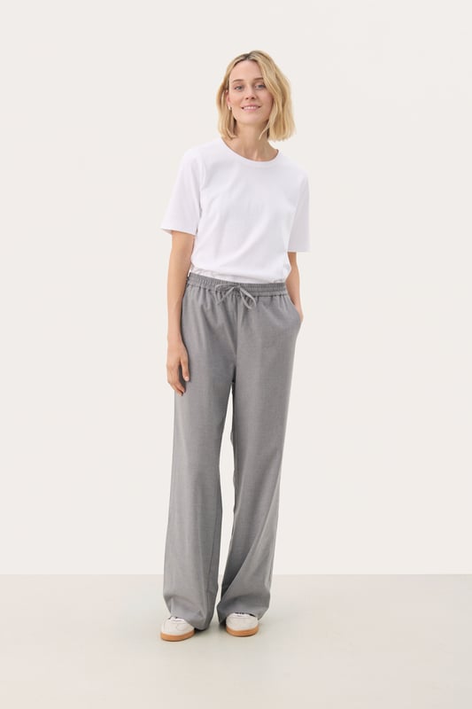 Easy fit,Comfort Taile,Lang,Weite leg  Schonwäsche 30°, Nicht bleichen, Nicht im Trockner trocknen, Tropnass aufhängen im Schatten, Kalt bügeln max. 110° C, Trockenreinigung  65% Polyester (Recycelt),33% Viskose,2% Elasthan