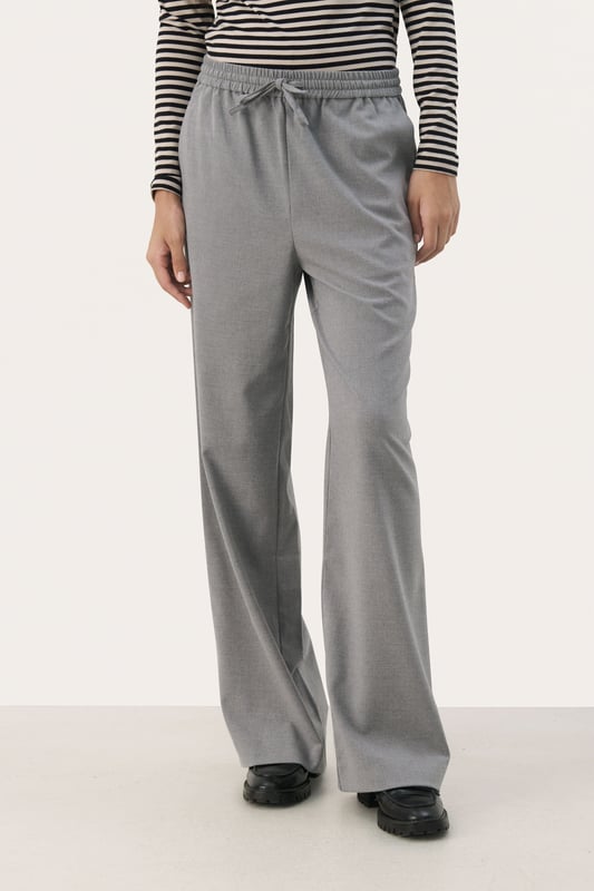 Easy fit,Comfort Taile,Lang,Weite leg  Schonwäsche 30°, Nicht bleichen, Nicht im Trockner trocknen, Tropnass aufhängen im Schatten, Kalt bügeln max. 110° C, Trockenreinigung  65% Polyester (Recycelt),33% Viskose,2% Elasthan