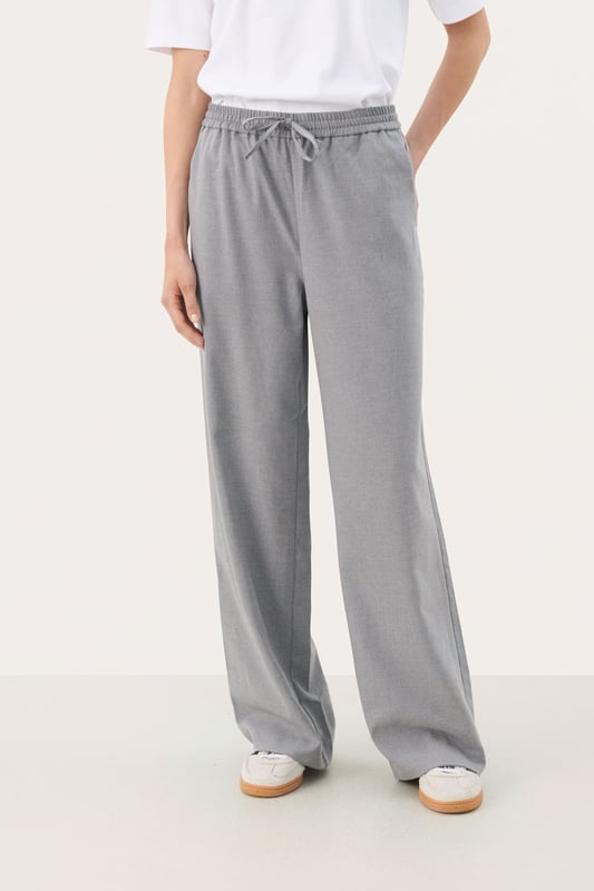 Easy fit,Comfort Taile,Lang,Weite leg  Schonwäsche 30°, Nicht bleichen, Nicht im Trockner trocknen, Tropnass aufhängen im Schatten, Kalt bügeln max. 110° C, Trockenreinigung  65% Polyester (Recycelt),33% Viskose,2% Elasthan