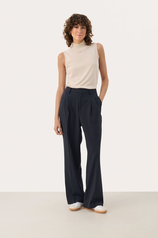 Classic fit,Regular taille,Lange lengte,Relaxed  Fijne was 30°, niet bleken, niet in de droger drogen, Druipnat ophangen in de schaduw, koud strijken max. 110° C, Droogreiniging  63% Polyester (Gerecycled),33% Viscose,4% Elastaan