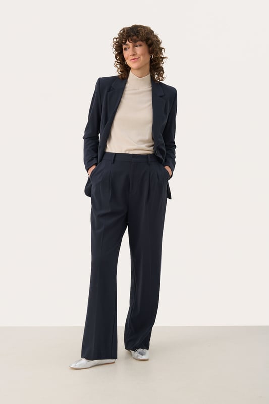 Classic fit,Regular taille,Lange lengte,Relaxed  Fijne was 30°, niet bleken, niet in de droger drogen, Druipnat ophangen in de schaduw, koud strijken max. 110° C, Droogreiniging  63% Polyester (Gerecycled),33% Viscose,4% Elastaan