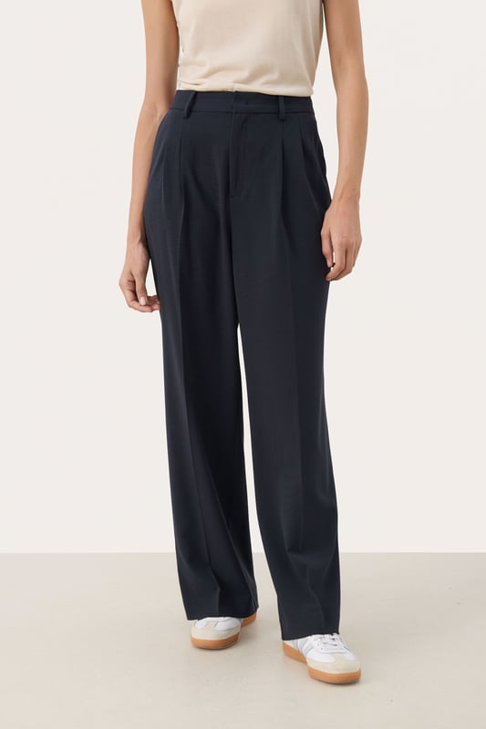 Classic fit,Regular taille,Lange lengte,Relaxed  Fijne was 30°, niet bleken, niet in de droger drogen, Druipnat ophangen in de schaduw, koud strijken max. 110° C, Droogreiniging  63% Polyester (Gerecycled),33% Viscose,4% Elastaan
