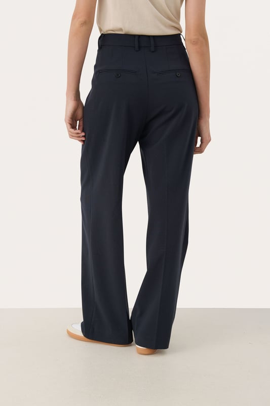 Classic fit,Regular taille,Lange lengte,Relaxed  Fijne was 30°, niet bleken, niet in de droger drogen, Druipnat ophangen in de schaduw, koud strijken max. 110° C, Droogreiniging  63% Polyester (Gerecycled),33% Viscose,4% Elastaan