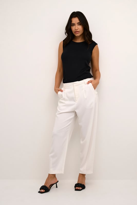 Regular fit,Hoge taille,Cropped lengte,Straight  Wassen op 30°, niet bleken, niet in de droger drogen, Druipnat ophangen in de schaduw, koud strijken max. 110° C, Droogreiniging  64% Polyester (Gerecycled),33% Viscose,3% Elastaan