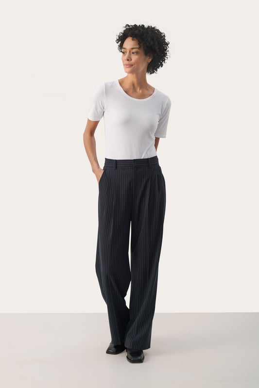 Classic fit,Normale Passform,Lang,Weite leg  Schonwäsche 30°, Nicht bleichen, Nicht im Trockner trocknen, Tropnass aufhängen im Schatten, Kalt bügeln max. 110° C, Trockenreinigung  63% Polyester (Recycelt),33% Viskose,4% Elasthan