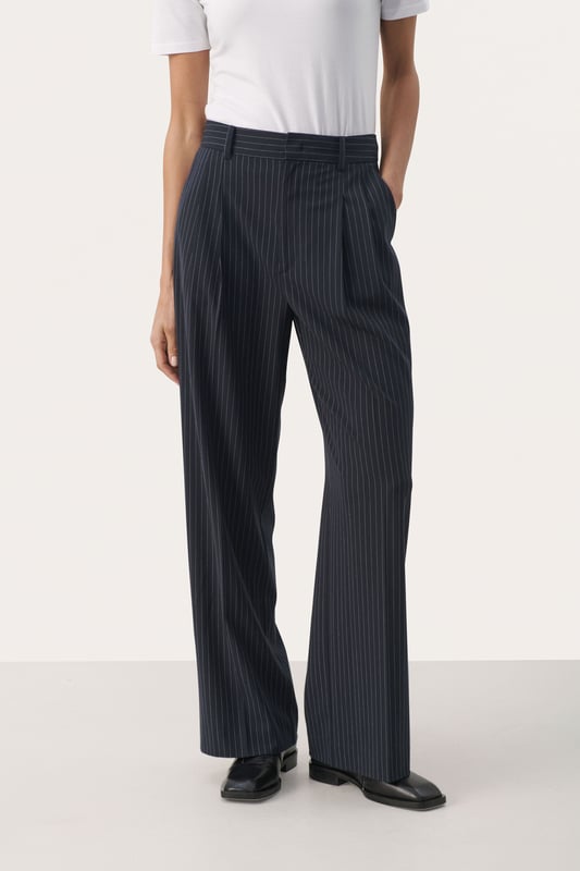 Classic fit,Normale Passform,Lang,Weite leg  Schonwäsche 30°, Nicht bleichen, Nicht im Trockner trocknen, Tropnass aufhängen im Schatten, Kalt bügeln max. 110° C, Trockenreinigung  63% Polyester (Recycelt),33% Viskose,4% Elasthan