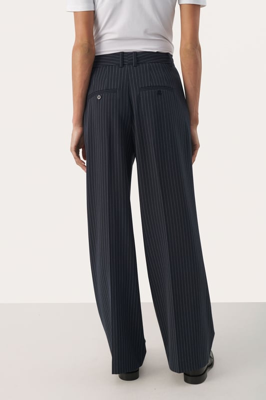 Classic fit,Normale Passform,Lang,Weite leg  Schonwäsche 30°, Nicht bleichen, Nicht im Trockner trocknen, Tropnass aufhängen im Schatten, Kalt bügeln max. 110° C, Trockenreinigung  63% Polyester (Recycelt),33% Viskose,4% Elasthan