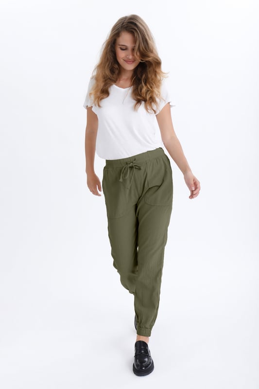 Relaxed fit,Regular taille,Enkel lengte  Wassen op 30°, niet bleken, drogen in droger behoedzaam, Druipnat ophangen in de schaduw, warm strijken max. 150° C, Droogreiniging  100% Katoen