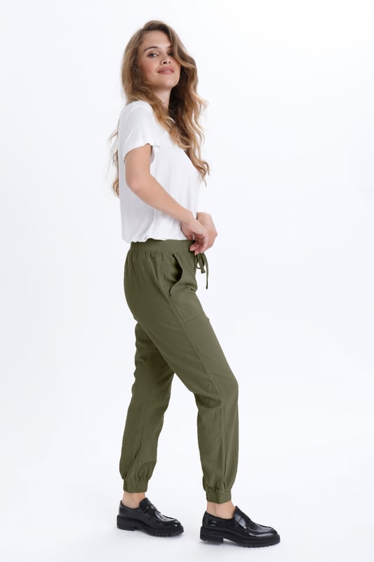 Relaxed fit,Regular taille,Enkel lengte  Wassen op 30°, niet bleken, drogen in droger behoedzaam, Druipnat ophangen in de schaduw, warm strijken max. 150° C, Droogreiniging  100% Katoen