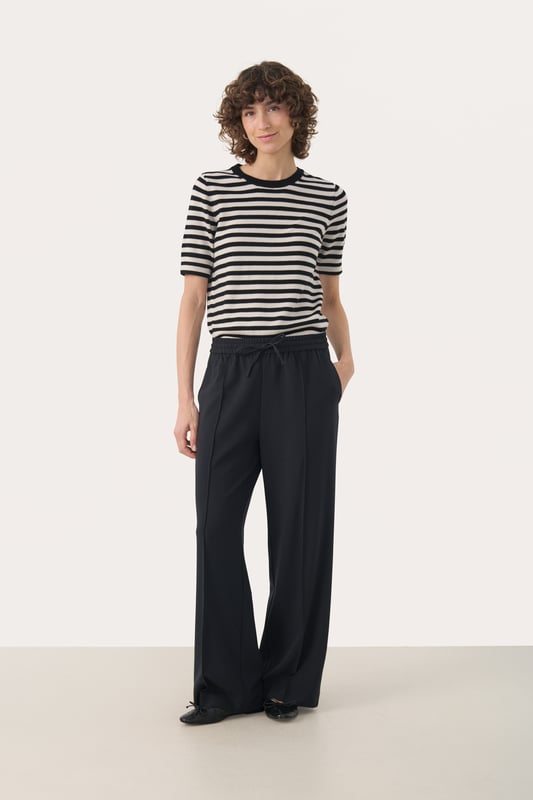 Easy fit,Comfort Taile,Lang,Weite leg  Schonwäsche 30°, Nicht bleichen, Nicht im Trockner trocknen, Tropnass aufhängen im Schatten, Kalt bügeln max. 110° C, Trockenreinigung  65% Polyester (Recycelt),33% Viskose,2% Elasthan