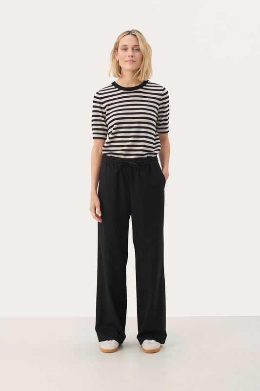 Easy fit,Comfort Taile,Lang,Weite leg  Schonwäsche 30°, Nicht bleichen, Nicht im Trockner trocknen, Tropnass aufhängen im Schatten, Kalt bügeln max. 110° C, Trockenreinigung  65% Polyester (Recycelt),33% Viskose,2% Elasthan