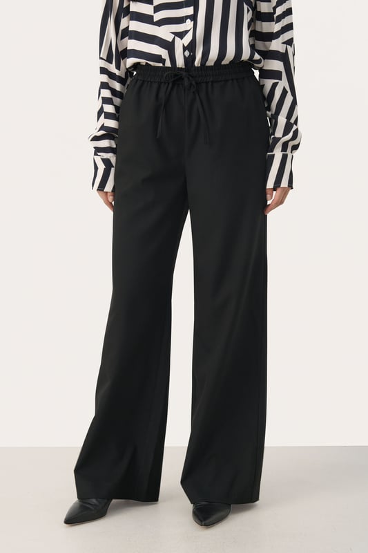 Easy fit,Comfort Taile,Lang,Weite leg  Schonwäsche 30°, Nicht bleichen, Nicht im Trockner trocknen, Tropnass aufhängen im Schatten, Kalt bügeln max. 110° C, Trockenreinigung  65% Polyester (Recycelt),33% Viskose,2% Elasthan