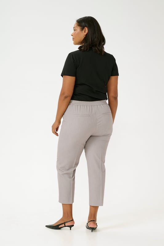 Regular fit,Elastische Taille,Knöchellänge,Gerade  30° waschbar, Nicht bleichen, Nicht im Trockner trocknen, Tropnass aufhängen im Schatten, Kalt bügeln max. 110° C, Trockenreinigung  77% Polyester (Recycelt),18% Viskose,5% Elasthan