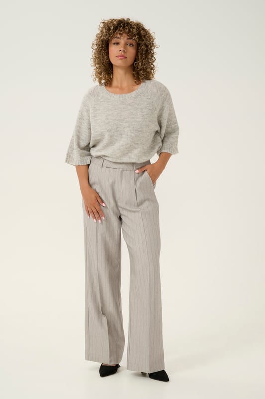 Regular fit,Hoge taille,Lange lengte,Relaxed  Fijne was 30°, niet bleken, niet in de droger drogen, Druipnat ophangen in de schaduw, koud strijken max. 110° C, Droogreiniging  88% Polyester,8% Viscose,4% Elastaan
