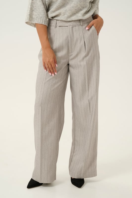 Regular fit,Hoge taille,Lange lengte,Relaxed  Fijne was 30°, niet bleken, niet in de droger drogen, Druipnat ophangen in de schaduw, koud strijken max. 110° C, Droogreiniging  88% Polyester,8% Viscose,4% Elastaan