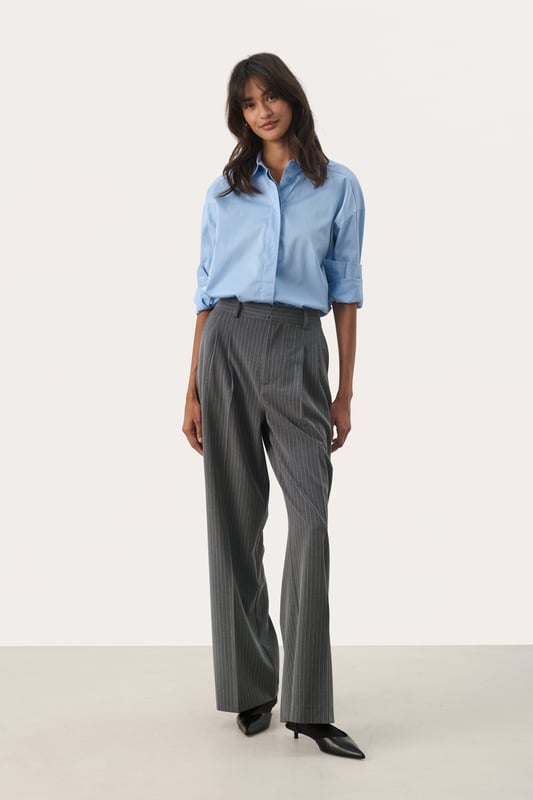 Classic fit,Regular taille,Lange lengte,Relaxed  Fijne was 30°, niet bleken, niet in de droger drogen, Druipnat ophangen in de schaduw, koud strijken max. 110° C, Droogreiniging  63% Polyester (Gerecycled),33% Viscose,4% Elastaan
