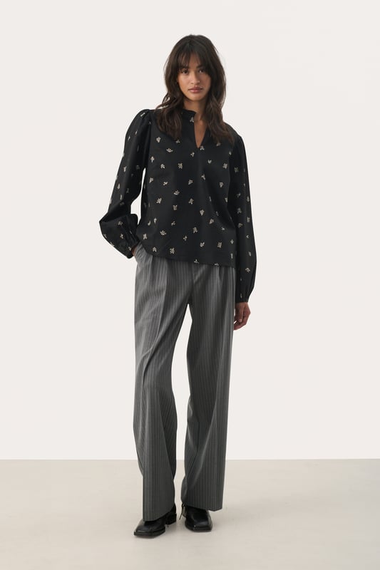Classic fit,Regular taille,Lange lengte,Relaxed  Fijne was 30°, niet bleken, niet in de droger drogen, Druipnat ophangen in de schaduw, koud strijken max. 110° C, Droogreiniging  63% Polyester (Gerecycled),33% Viscose,4% Elastaan