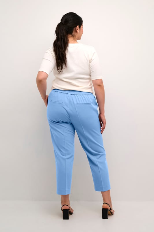 Regular fit,Elastische Taille,Knöchellänge,Gerade  30° waschbar, Nicht bleichen, Nicht im Trockner trocknen, Tropnass aufhängen im Schatten, Kalt bügeln max. 110° C, Trockenreinigung  77% Polyester (Recycelt),18% Viskose,5% Elasthan