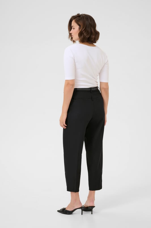 Regular fit,Hoge taille,Cropped lengte,Straight  Wassen op 30°, niet bleken, niet in de droger drogen, Druipnat ophangen in de schaduw, warm strijken max. 150° C, Droogreiniging  82% Polyester,16% Viscose,2% Elastaan