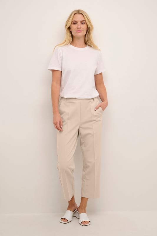 Casual fit,Hoge taille,Cropped lengte,Straight  Wassen op 30°, niet bleken, niet in de droger drogen, Druipnat ophangen in de schaduw, koud strijken max. 110° C, Droogreiniging  77% Polyester (Gerecycled),18% Viscose,5% Elastaan