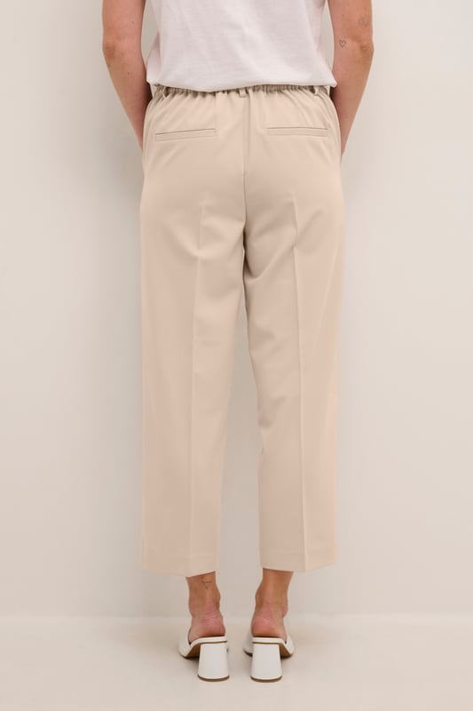 Casual fit,Hoge taille,Cropped lengte,Straight  Wassen op 30°, niet bleken, niet in de droger drogen, Druipnat ophangen in de schaduw, koud strijken max. 110° C, Droogreiniging  77% Polyester (Gerecycled),18% Viscose,5% Elastaan