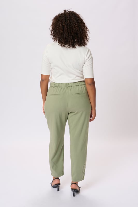 Loose fit,Elastische Taille,Knöchellänge,Tapered  30° waschbar, Nicht bleichen, Nicht im Trockner trocknen, Tropnass aufhängen im Schatten, Kalt bügeln max. 110° C, Trockenreinigung  64% Polyester (Recycelt),33% Viskose,3% Elasthan