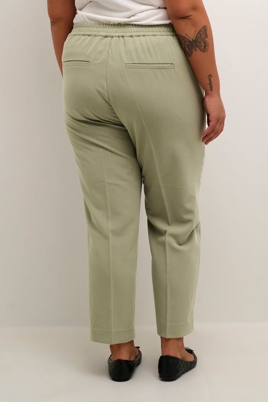 Regular fit,Elastische Taille,Knöchellänge,Gerade  30° waschbar, Nicht bleichen, Nicht im Trockner trocknen, Tropnass aufhängen im Schatten, Kalt bügeln max. 110° C, Trockenreinigung  77% Polyester (Recycelt),18% Viskose,5% Elasthan