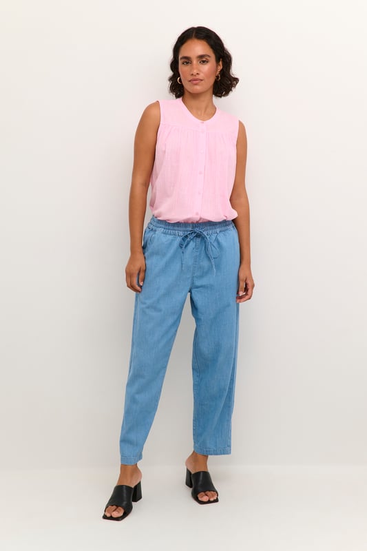 Regular fit,Hoge taille,Cropped lengte,Straight  Wassen op 30°, niet bleken, drogen in droger behoedzaam, Druipnat ophangen in de schaduw, warm strijken max. 150° C, Droogreiniging  100% Katoen