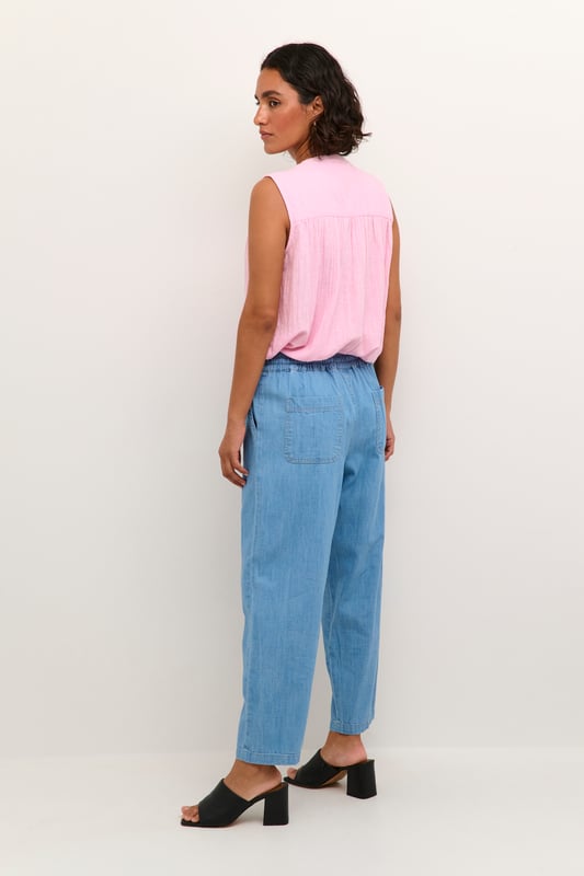 Regular fit,Hoge taille,Cropped lengte,Straight  Wassen op 30°, niet bleken, drogen in droger behoedzaam, Druipnat ophangen in de schaduw, warm strijken max. 150° C, Droogreiniging  100% Katoen