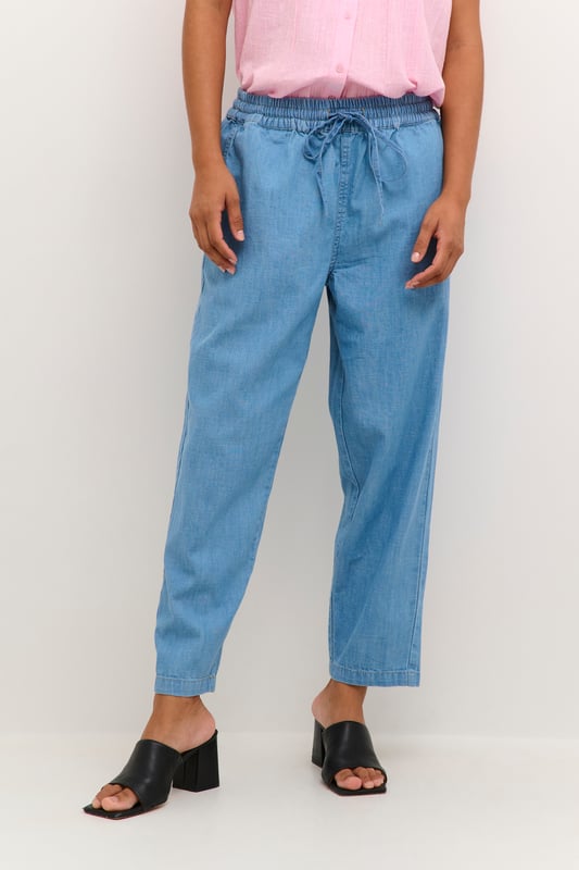 Regular fit,Hoge taille,Cropped lengte,Straight  Wassen op 30°, niet bleken, drogen in droger behoedzaam, Druipnat ophangen in de schaduw, warm strijken max. 150° C, Droogreiniging  100% Katoen