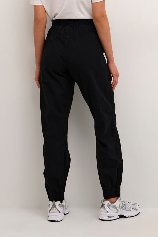 Relaxed fit,Normale Passform,Knöchellänge  30° waschbar, Nicht bleichen, Trocknen im Trockner schonend, Tropnass aufhängen im Schatten, Warm bügeln max. 150° C, Trockenreinigung  100% Baumwolle