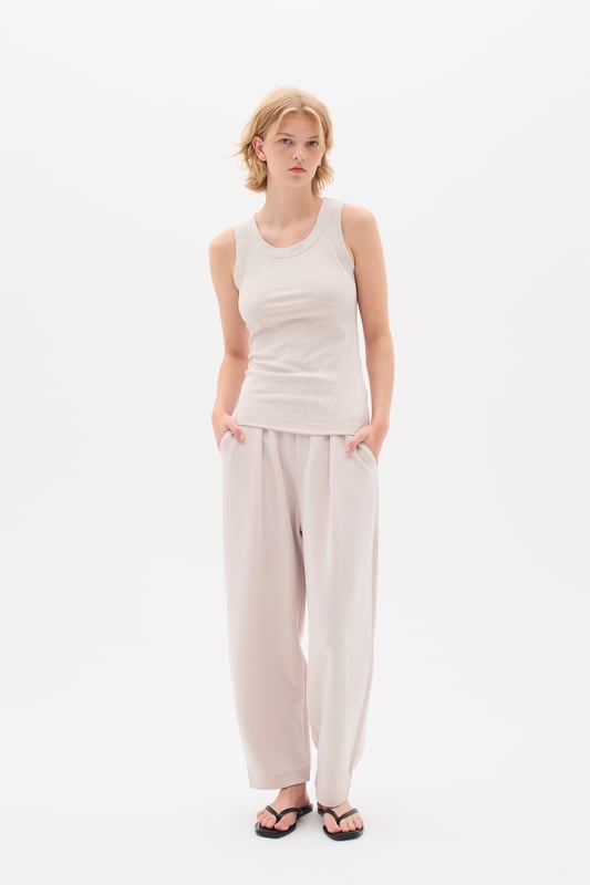 Relaxed fit,Regular taille met laag kruis,Enkel lengte,Mom  Fijne was 30°, niet bleken, niet in de droger drogen, Liggend laten drogen., koud strijken max. 110° C, Droogreiniging  51% Modal (TENCEL™),42% Polyester,7% Elastaan
