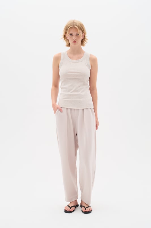 Relaxed fit,Regular taille met laag kruis,Enkel lengte,Mom  Fijne was 30°, niet bleken, niet in de droger drogen, Liggend laten drogen., koud strijken max. 110° C, Droogreiniging  51% Modal (TENCEL™),42% Polyester,7% Elastaan