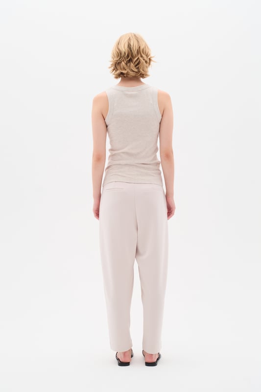 Relaxed fit,Regular taille met laag kruis,Enkel lengte,Mom  Fijne was 30°, niet bleken, niet in de droger drogen, Liggend laten drogen., koud strijken max. 110° C, Droogreiniging  51% Modal (TENCEL™),42% Polyester,7% Elastaan