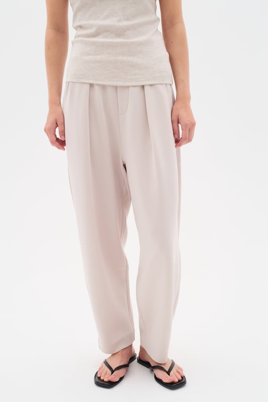 Relaxed fit,Regular taille met laag kruis,Enkel lengte,Mom  Fijne was 30°, niet bleken, niet in de droger drogen, Liggend laten drogen., koud strijken max. 110° C, Droogreiniging  51% Modal (TENCEL™),42% Polyester,7% Elastaan