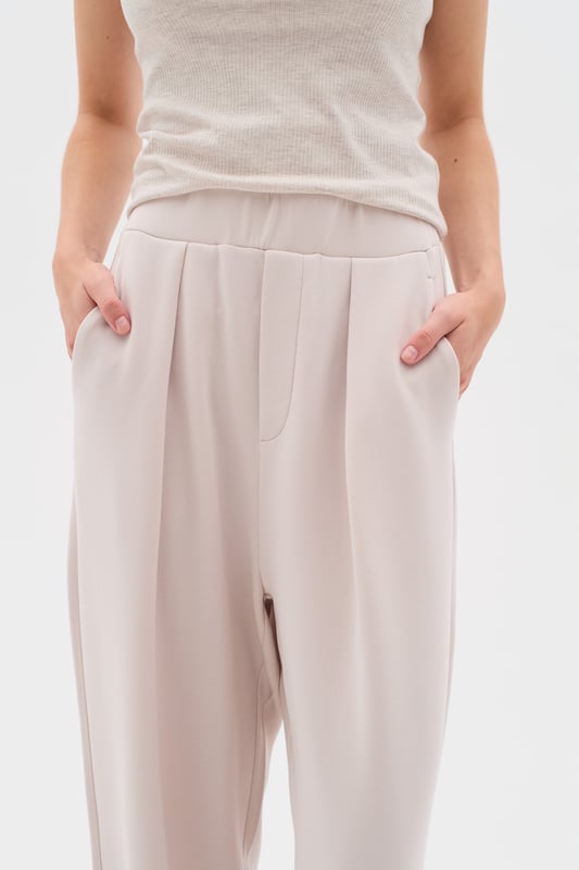 Relaxed fit,Regular taille met laag kruis,Enkel lengte,Mom  Fijne was 30°, niet bleken, niet in de droger drogen, Liggend laten drogen., koud strijken max. 110° C, Droogreiniging  51% Modal (TENCEL™),42% Polyester,7% Elastaan