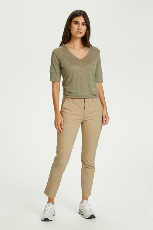 Regular fit,Regular taille,Lengte net boven de enkel,Straight  Wassen op 30°, niet bleken, niet in de droger drogen, Druipnat ophangen in de schaduw, warm strijken max. 150° C, Chemisch laten reinigen.  98% Katoen,2% Elastaan