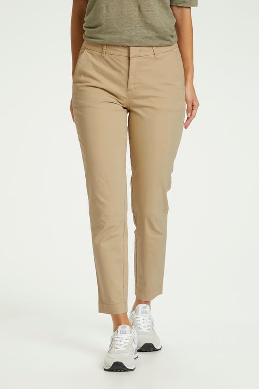 Regular fit,Regular taille,Lengte net boven de enkel,Straight  Wassen op 30°, niet bleken, niet in de droger drogen, Druipnat ophangen in de schaduw, warm strijken max. 150° C, Chemisch laten reinigen.  98% Katoen,2% Elastaan