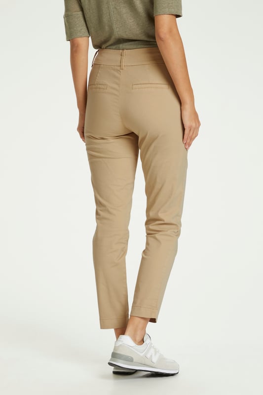 Regular fit,Regular taille,Lengte net boven de enkel,Straight  Wassen op 30°, niet bleken, niet in de droger drogen, Druipnat ophangen in de schaduw, warm strijken max. 150° C, Chemisch laten reinigen.  98% Katoen,2% Elastaan