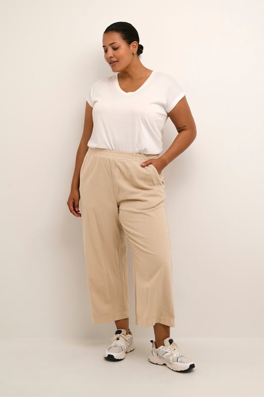 Loose fit,Elastische taille,Cropped lengte,Relaxed  Wassen op 30°, niet bleken, drogen in droger behoedzaam, Druipnat ophangen in de schaduw, warm strijken max. 150° C, Droogreiniging  100% Katoen