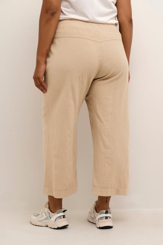 Loose fit,Elastische taille,Cropped lengte,Relaxed  Wassen op 30°, niet bleken, drogen in droger behoedzaam, Druipnat ophangen in de schaduw, warm strijken max. 150° C, Droogreiniging  100% Katoen