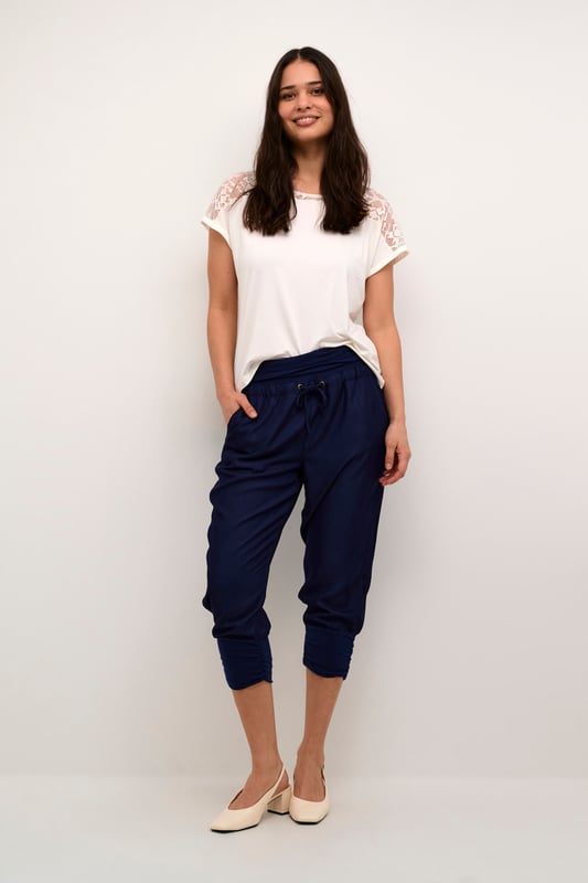 Loose fit,Elastische taille,6/8 lengte,Straight  Wassen op 30°, niet bleken, niet in de droger drogen, Druipnat ophangen in de schaduw, koud strijken max. 110° C,.  68% Viscose,32% Polyester