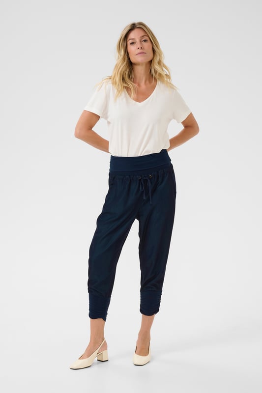 Loose fit,Elastische taille,6/8 lengte,Straight  Wassen op 30°, niet bleken, niet in de droger drogen, Druipnat ophangen in de schaduw, koud strijken max. 110° C,.  68% Viscose,32% Polyester