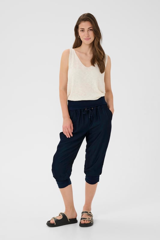 Loose fit,Elastische taille,6/8 lengte,Straight  Wassen op 30°, niet bleken, niet in de droger drogen, Druipnat ophangen in de schaduw, koud strijken max. 110° C,.  68% Viscose,32% Polyester