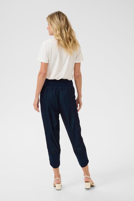 Loose fit,Elastische taille,6/8 lengte,Straight  Wassen op 30°, niet bleken, niet in de droger drogen, Druipnat ophangen in de schaduw, koud strijken max. 110° C,.  68% Viscose,32% Polyester