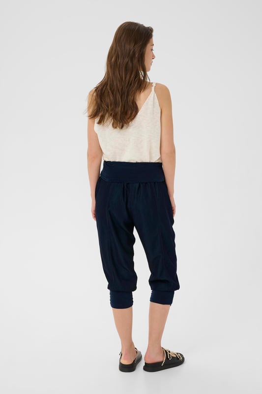 Loose fit,Elastische taille,6/8 lengte,Straight  Wassen op 30°, niet bleken, niet in de droger drogen, Druipnat ophangen in de schaduw, koud strijken max. 110° C,.  68% Viscose,32% Polyester